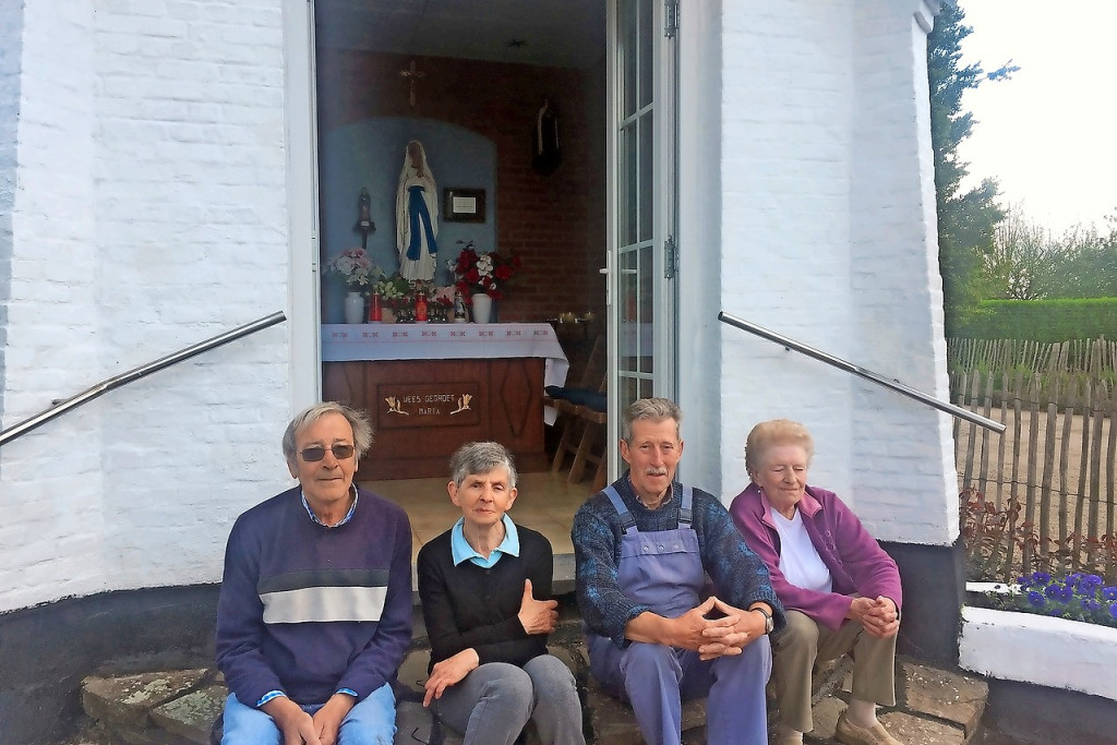 In het leven van Johny Soli (tweede van rechts) neemt het ‘Kapelleke op het Heike’ een bijzondere plaats in. © Filip Ceulemans