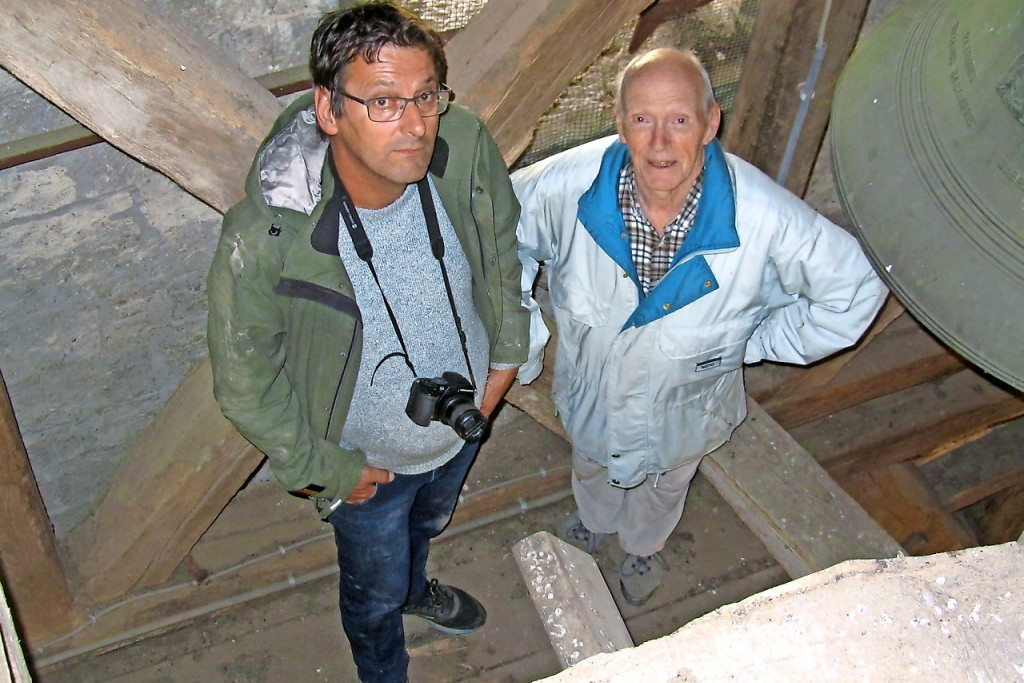 Jef Teugels (rechts) en Werner Wouters bestuderen een luidklok. © Jef Teugels