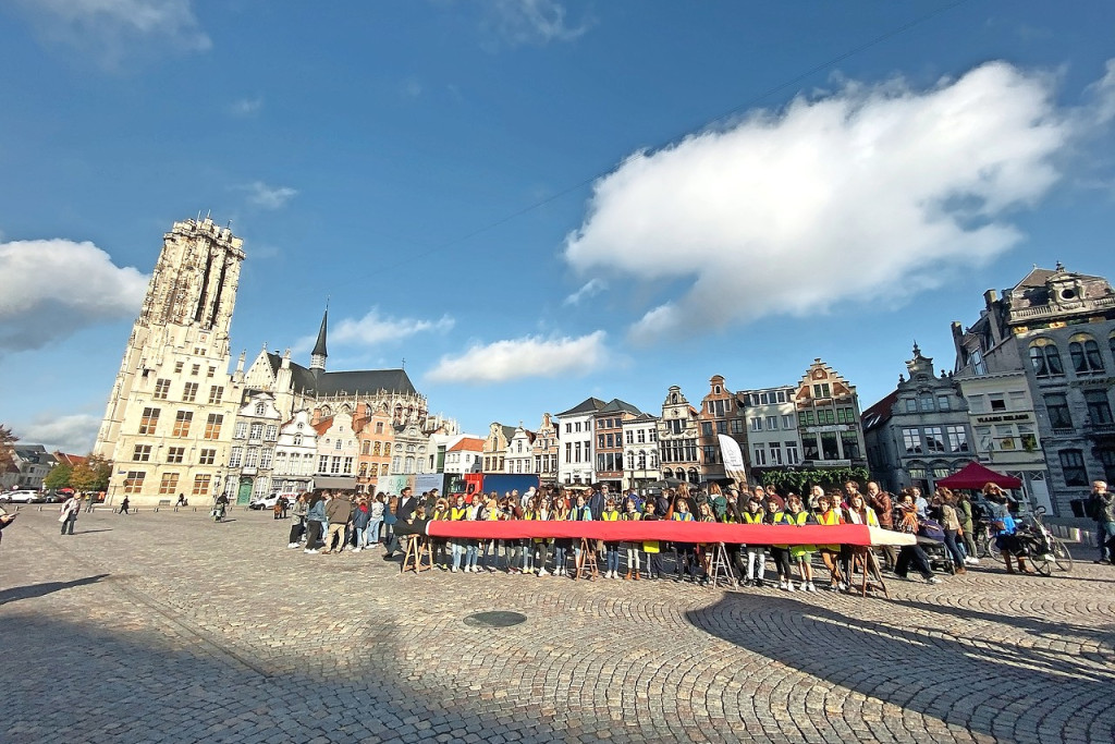 De Lage Drempel trekt in stoet met een potlood door Mechelen. © Daevy Amerlynck