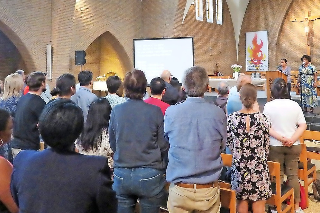 De zondagse eucharistieviering wordt massaal bijgewoond door een internationaal gezelschap. © Rob Van den Heuvel