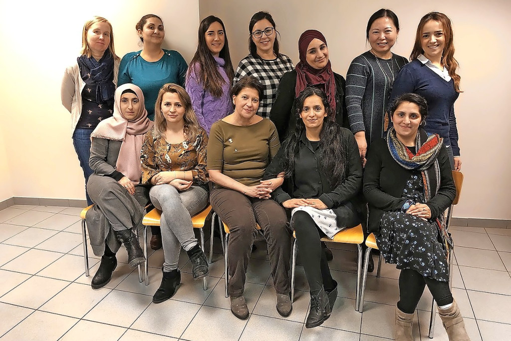 Hamida Chikhi (midden zittend) leidt het team intercultureel bemiddelaars van De Foyer in Molenbeek. © De Foyer