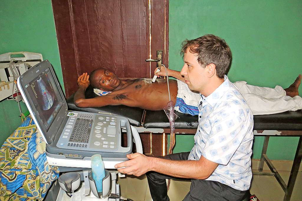 Len Verbeke onderzoekt een patiënt in het ziekenhuis in Budjala. © AZ Sint-Maarten