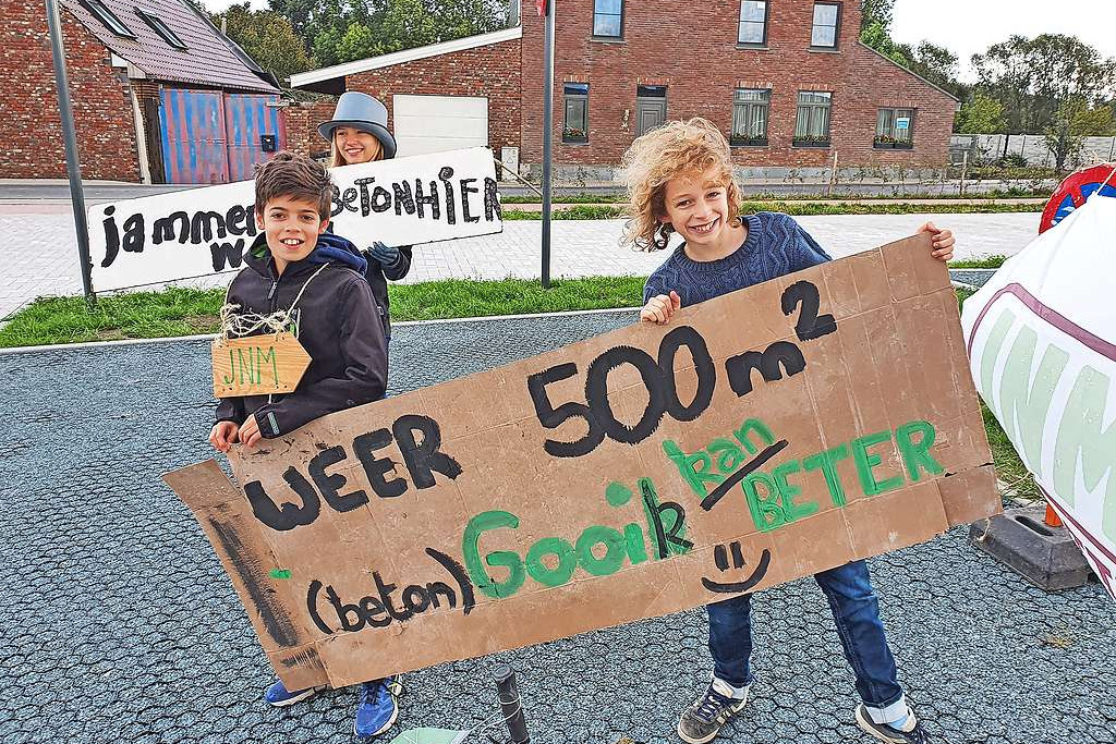 JNM Pajottenland protesteert tegen het overaanbod aan parkeerplaatsen. © Lore Bonte