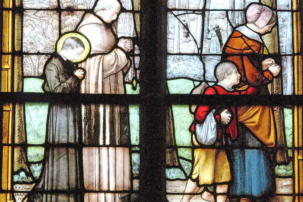 Sint-Jan Berchmans afgebeeld op een glasraam in de Sint-Sulpitius en Sint-Dyonisiuskerk. © Jos Bonroy