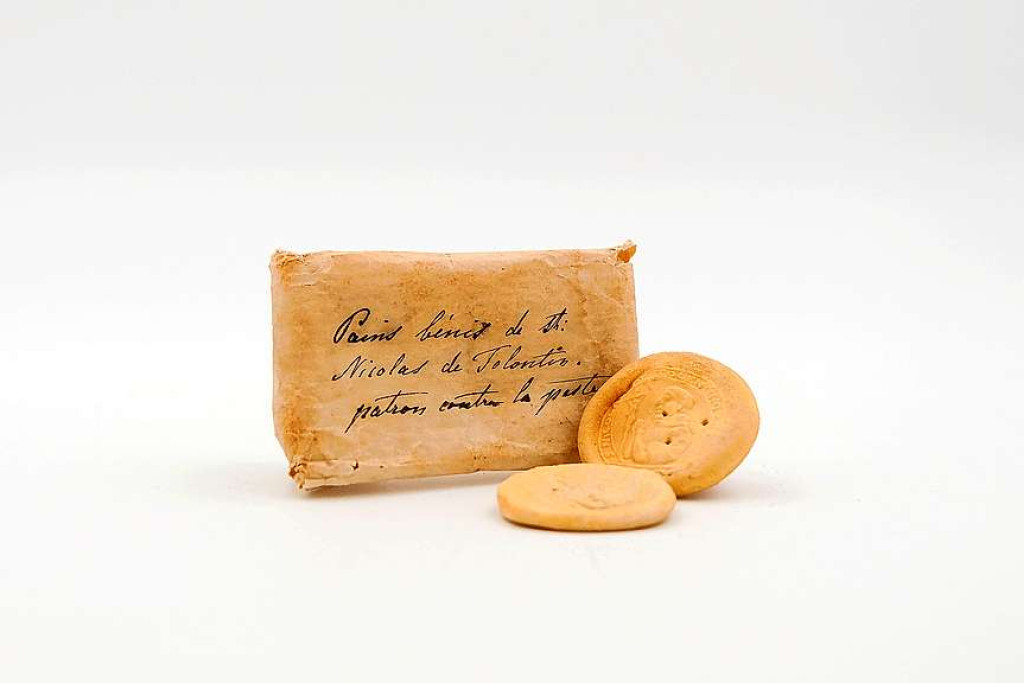 Twee gezegende broodjes van de heilige Nicolaas van Tolentino uit de collectie van de clarissen van Loonbeek. © PARCUM