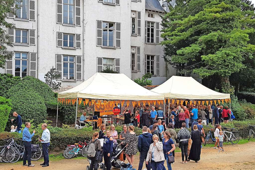 In een ongedwongen sfeer maken Wemmelaars kennis met elkaar tijdens Bar ChâtO. © Dirk Vandervelden