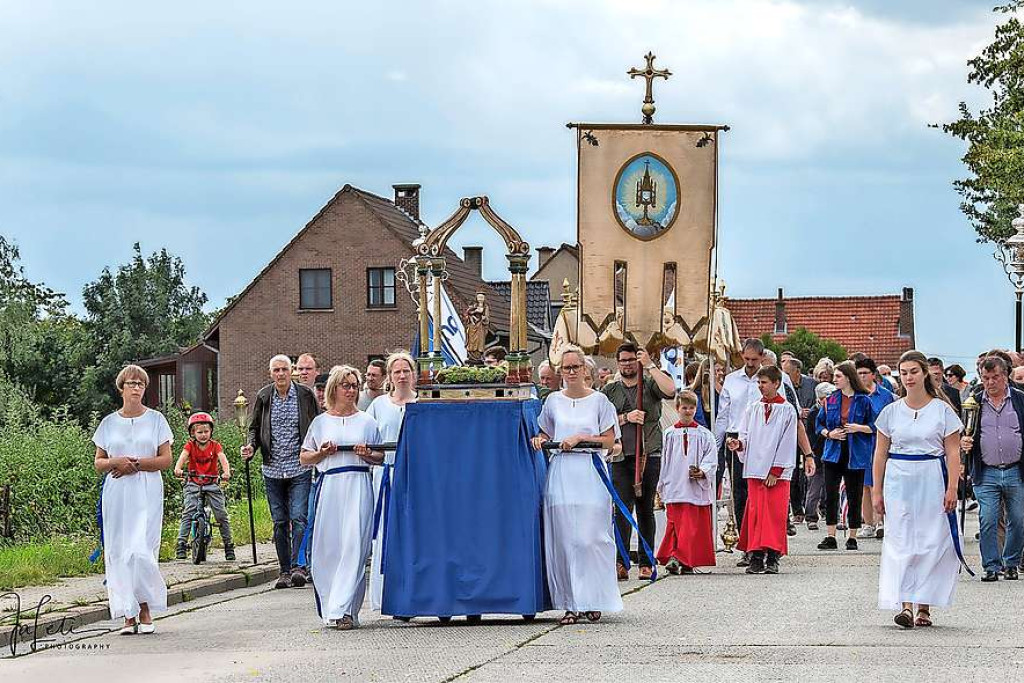 Tijdens de processie wordt het beeld van Onze-Lieve-Vrouw meegedragen. © Gert Janssens