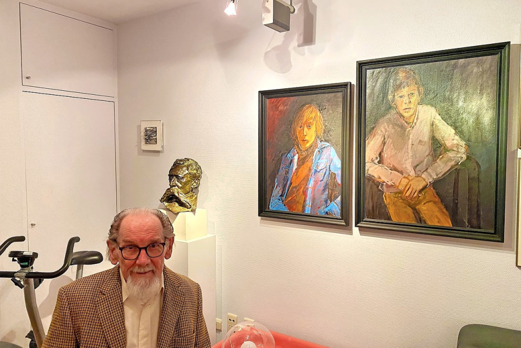 Paul Servaes voor het beeld van Emile Verhaeren, wiens biografie hij ook schreef. © Filip Ceulemans