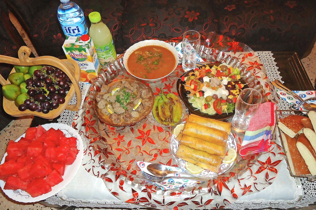 Iftar is een maaltijd die moslims meteen na zonsondergang nuttigen tijdens de vastenmaand ramadan. © Sahki Rami