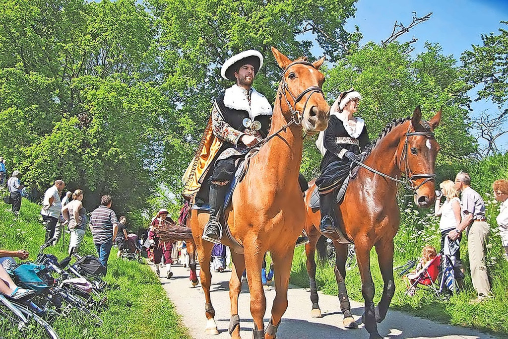 De paardenprocessie trekt zich op gang naar de Tiense Berg. © Processiecomité Hakendover