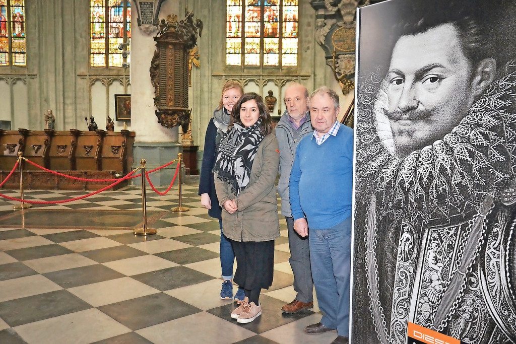 Deken Felix Van Meerbergen (blauwe trui) en organisatoren bij het graf in de kerk. © Tony Dupont