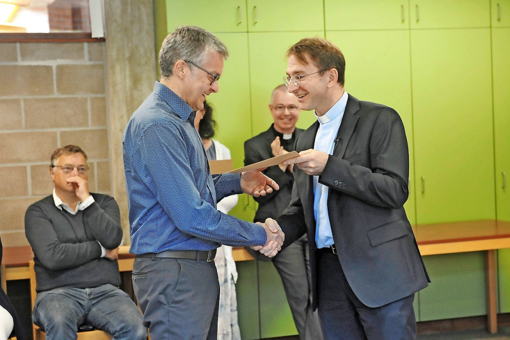 Studenten ontvangen hun diploma uit handen van directeur Kristof Struys. © Selina De Mayer