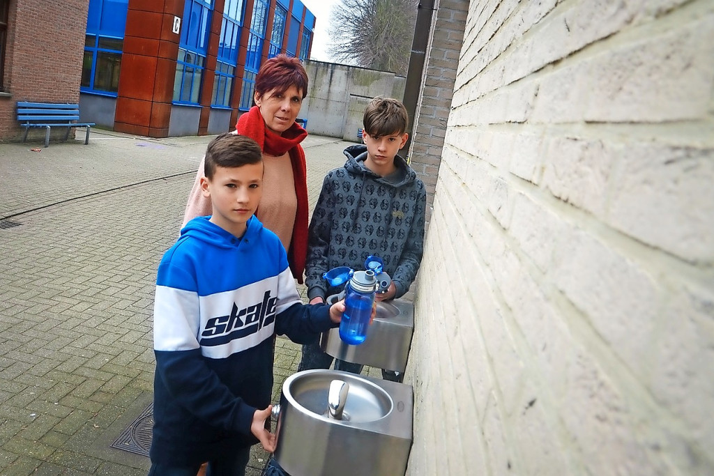 Lieve De Bast (achteraan links): „Leerlingen kunnen het hele jaar door hun drinkbus vullen aan de fonteintjes.” © Tony Dupont