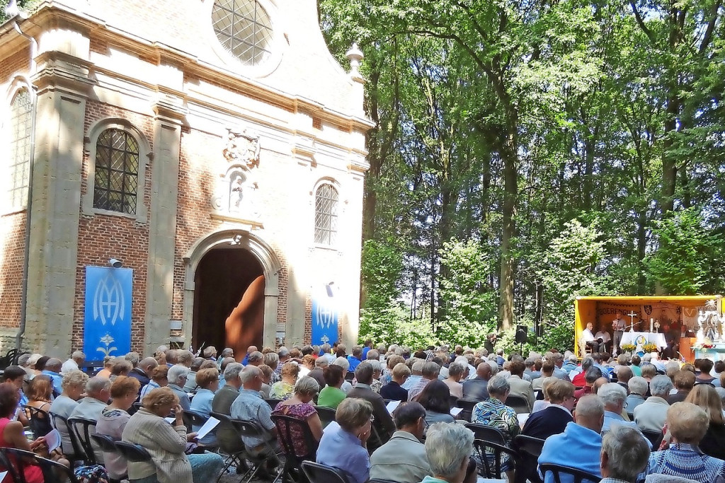 Op de hoogdag van Tenhemelopneming van Maria vindt aan de Boskapel een openluchtviering plaats. © Ingrid Van Ransbeeck