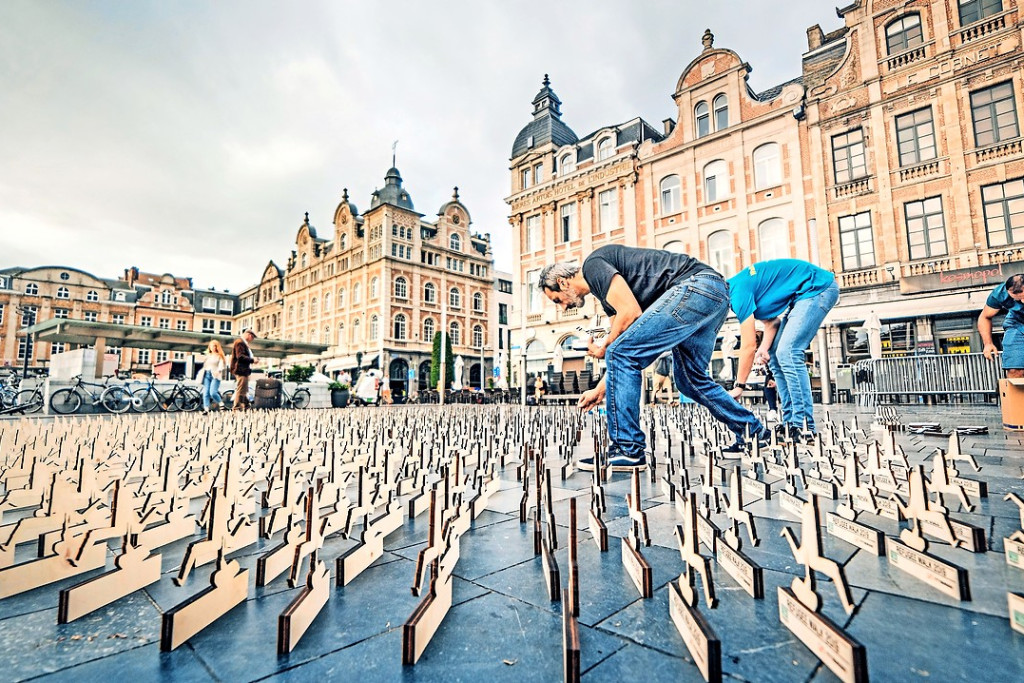 In Leuven stonden houten beeldjes opgesteld als symbool voor alle vluchtelingen die in 2019 verdronken in zee. © Bert Blondeel
