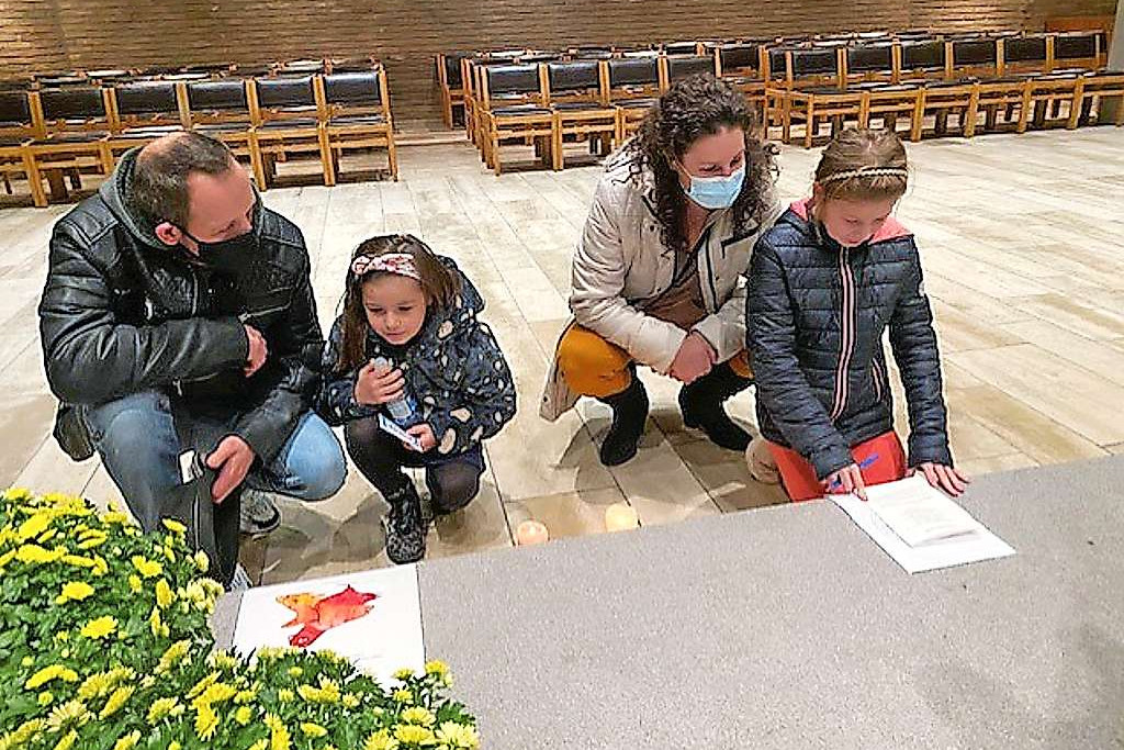 In de Emmaüskerk in Halle namen gezinnen rustig de tijd om in gesprek te gaan met elkaar. © Koen Desmecht
