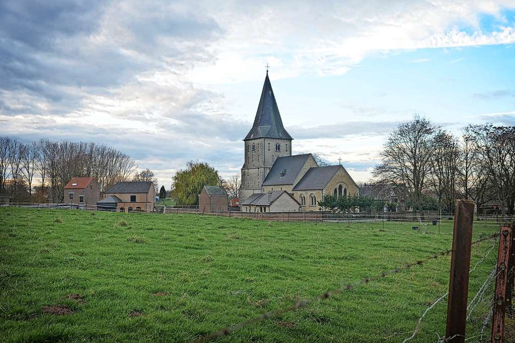 Het romaanse kerkje in Wezeren ligt veraf van de kathedraal in Mechelen. © Tony Dupont