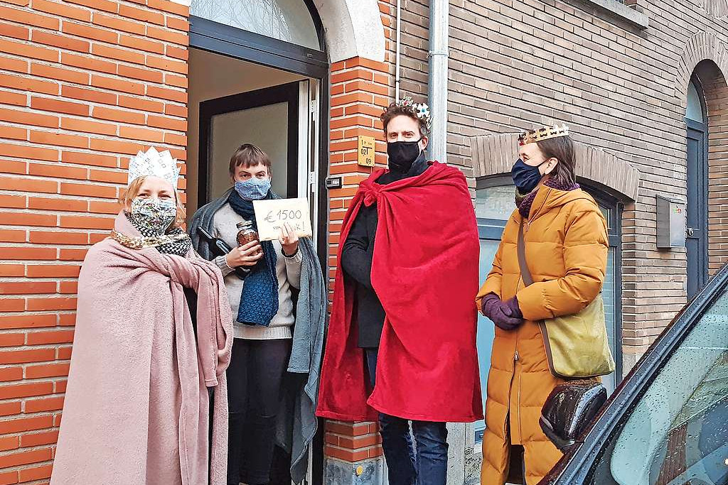 Met Driekoningen bezorgden bewoners van de Michottebuurt vzw Honk een cheque. © Honk