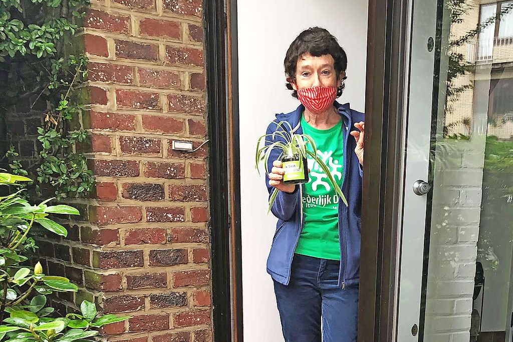 Micheline Moureau deelt haar tuin. Zaden en planten worden uitgewisseld. © Anaïs Janssens