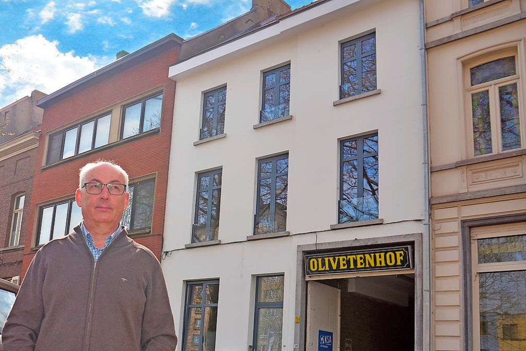 Karl De Witte toont trots het recentelijk gerenoveerde pand aan de ingang van het Olivetenhof in Mechelen. © Tony Dupont