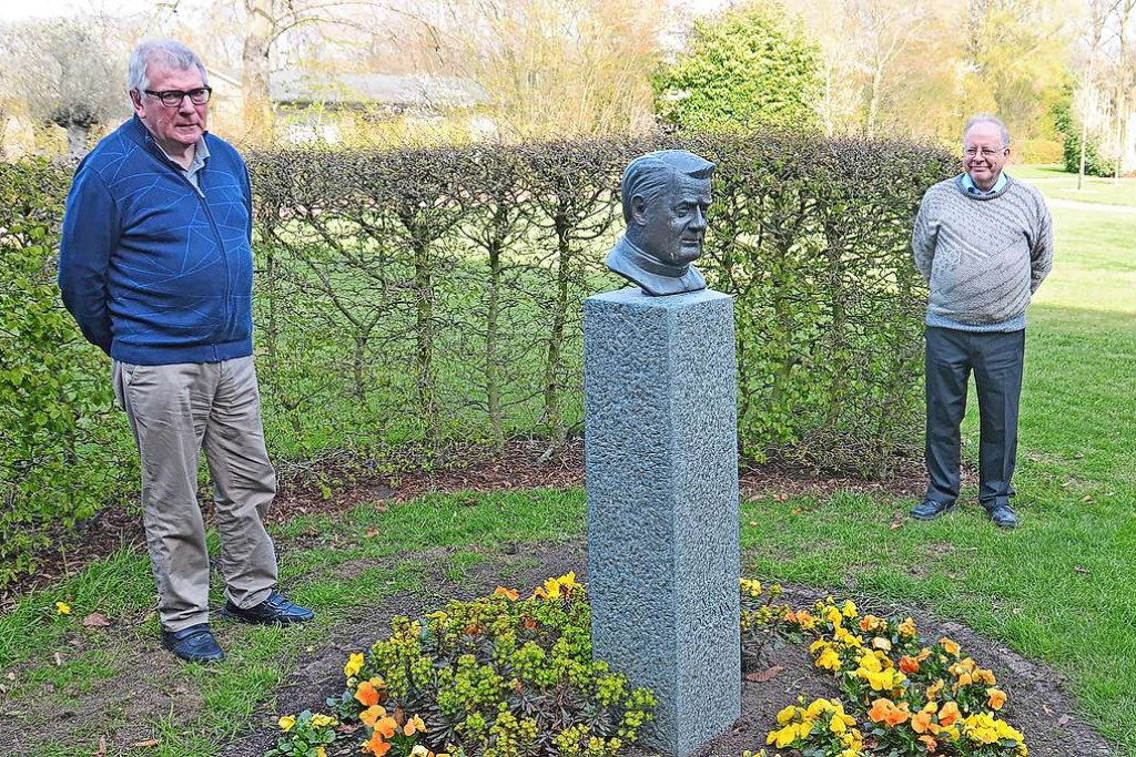 Jan Verboogen (links) en Michel Coppin (rechts) aan het beeld van pater Jordan. © Tony Dupont