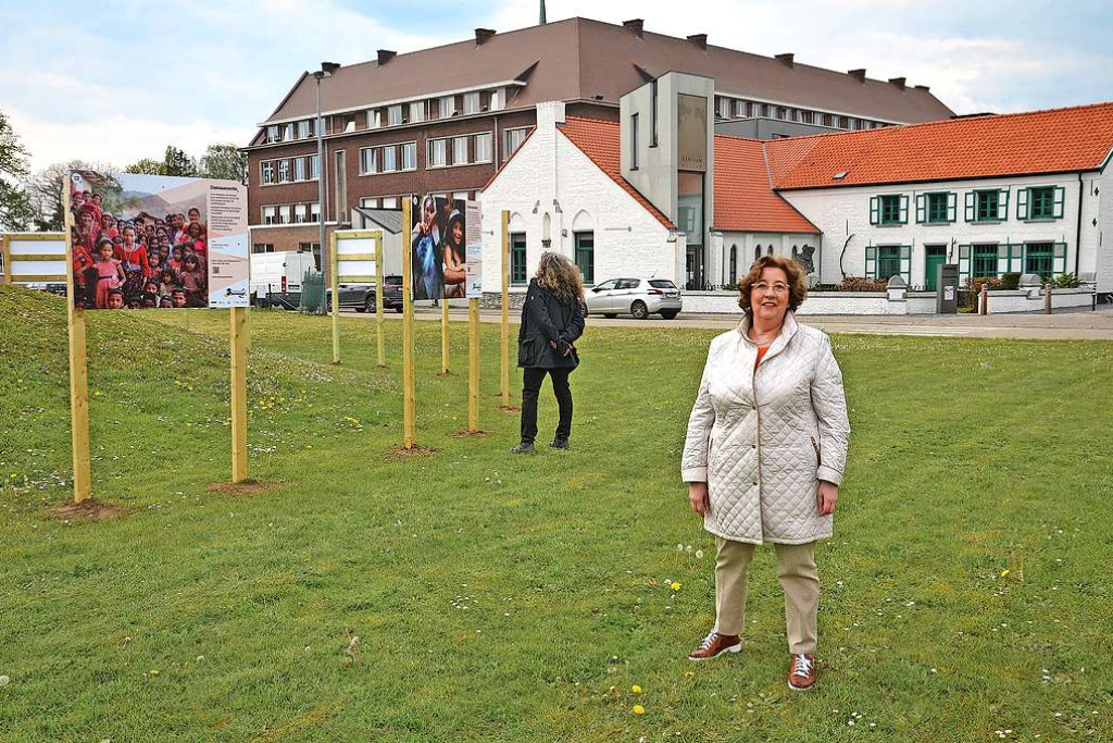 Sonia Crabbé: „De buitenexpo staat opgesteld op het plein voor het museum. © Tony Dupont