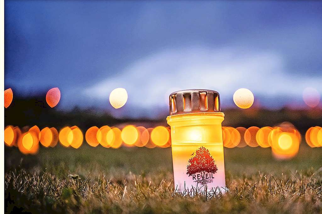 Muzikanten, vertellers en dichters brengen een eerbetoon aan overledenen. Toeschouwers brengen lichtjes mee. © vzw Reveil