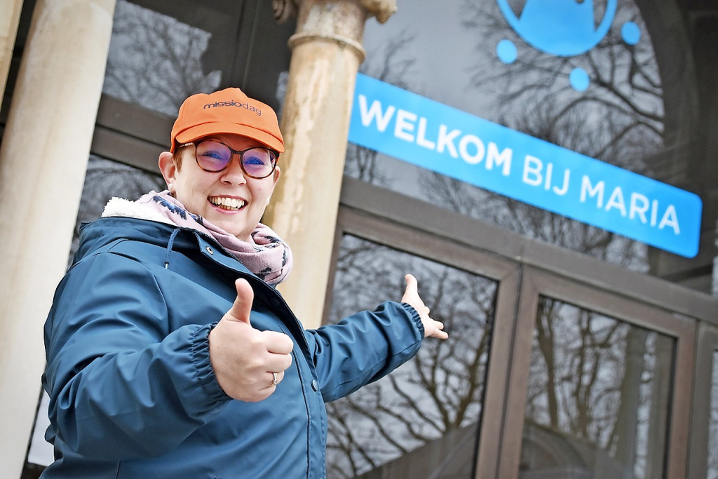 Elly Mattheus heet de vormelingen en hun geloofsgenoten welkom bij Maria in Scherpenheuvel. © Tony Dupont