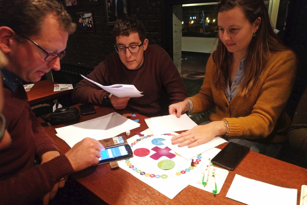 Medewerkers van IJD testen het De Passiespel uit en zien dat het goed is. © Anaïs Fayt