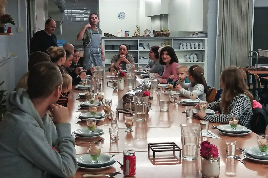 Gezellig tafelen als één grote familie in het Arendonkse Rest-o-rant. © Ann Hermans