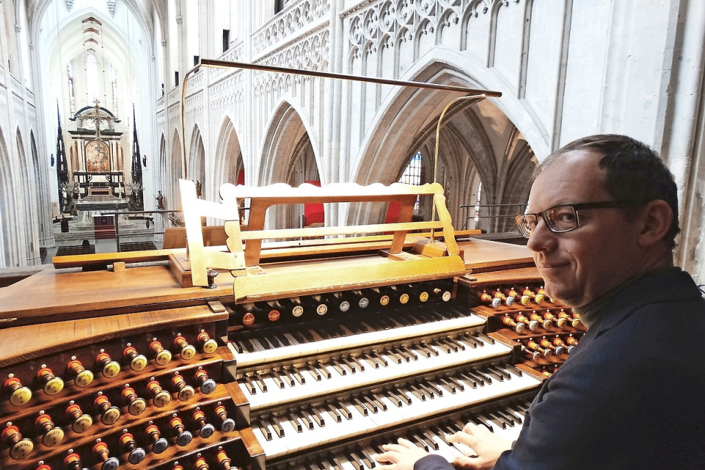 Peter Van de Velde oefent enthousiast op het pas gerestaureerde Schyvenorgel. © Ilse Van Halst