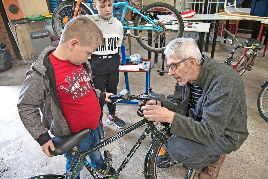 Vrijwilliger Karel neemt een fiets onder handen in de ‘fietsbieb’ in Mol. © Bert De Deken