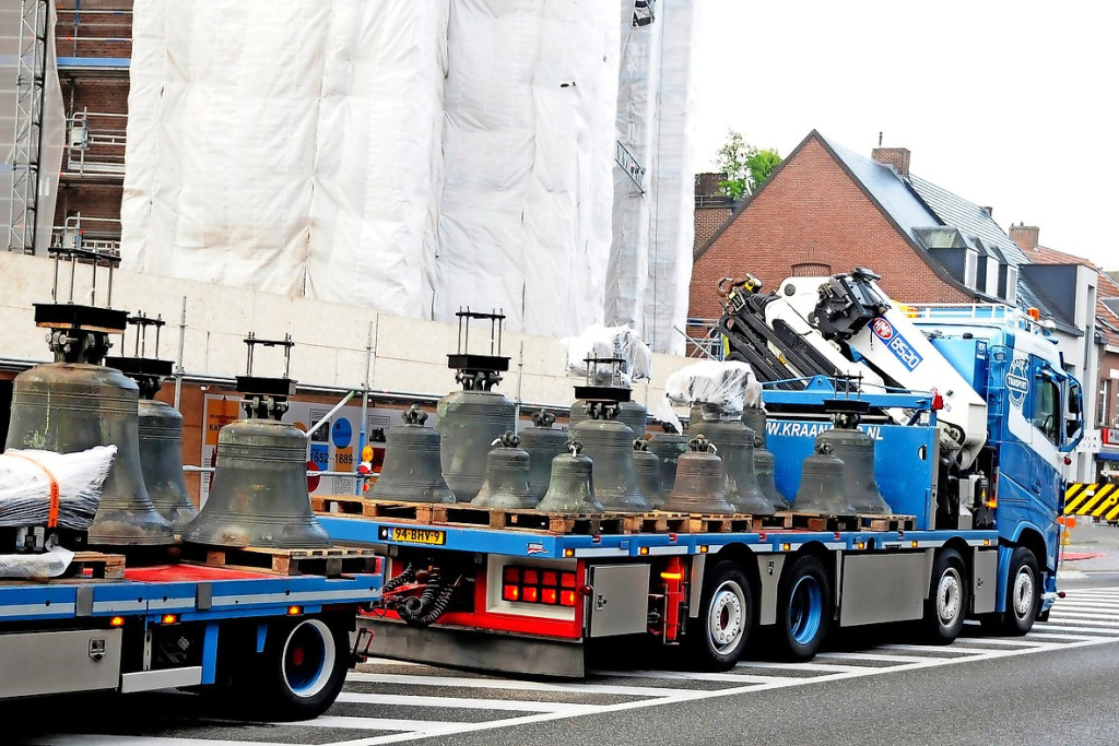 Voor het vervoer van de enkele ton wegende klokken vereist aangepast materieel. © Paul Hermans