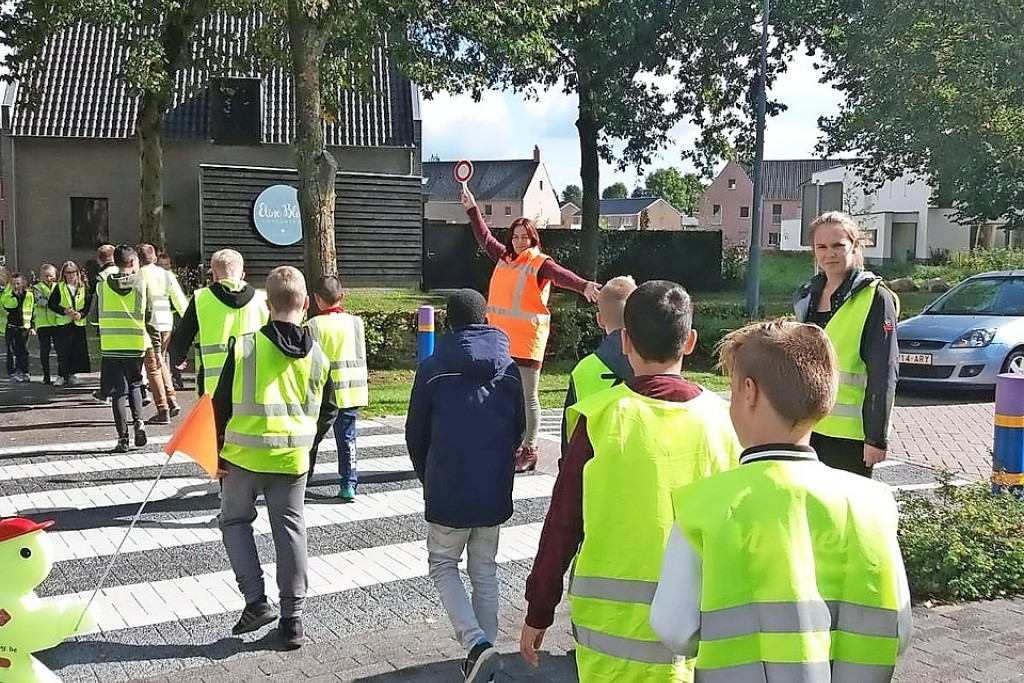 Leerlingen van De Vlinder brengen de theorie in de praktijk in de straten van Baarle-Hertog. © Ingrid Van Esbroeck