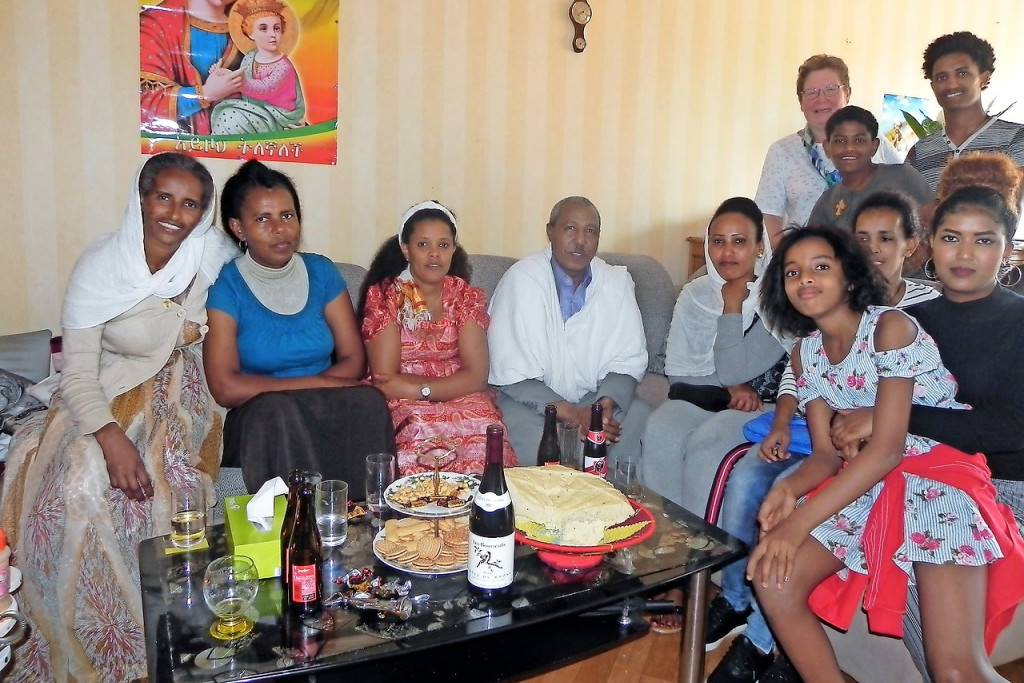 Paula Verbeeck (rechts) op bezoek bij een Eritrees gezin dat ze begeleidt. © André Van Bourgognie