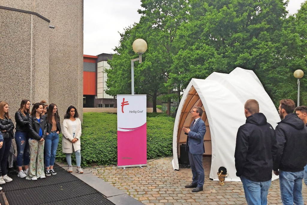 Met de inwijding door pastoor Tom Schellekens en een Light up the blok namen de studenten hun kapel in gebruik. © Lieve Gios