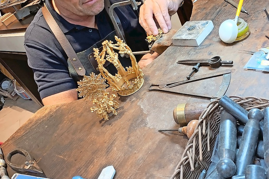 Edelsmid aan het werk aan de kroon voor de replica van Maria’s genadebeeld. © Didier Verhille