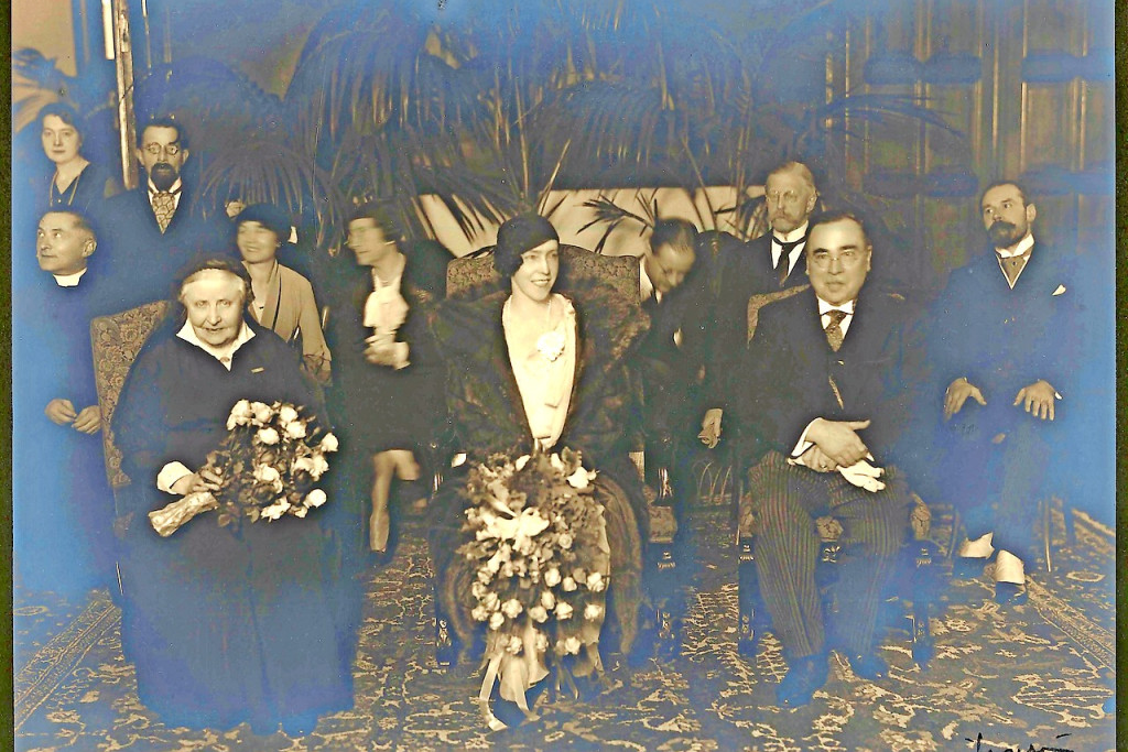 In 1933 ontving Marie-Elisabeth Belpaire (links) koningin Elisabeth in haar hogeschool voor vrouwen. © Rita Vanderheyden