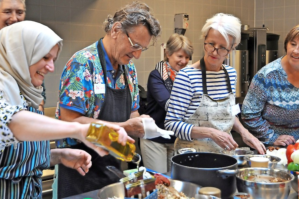 Het multiculturele koken kon bij de deelnemers rekenen op veel bijval. © Paul De Wit