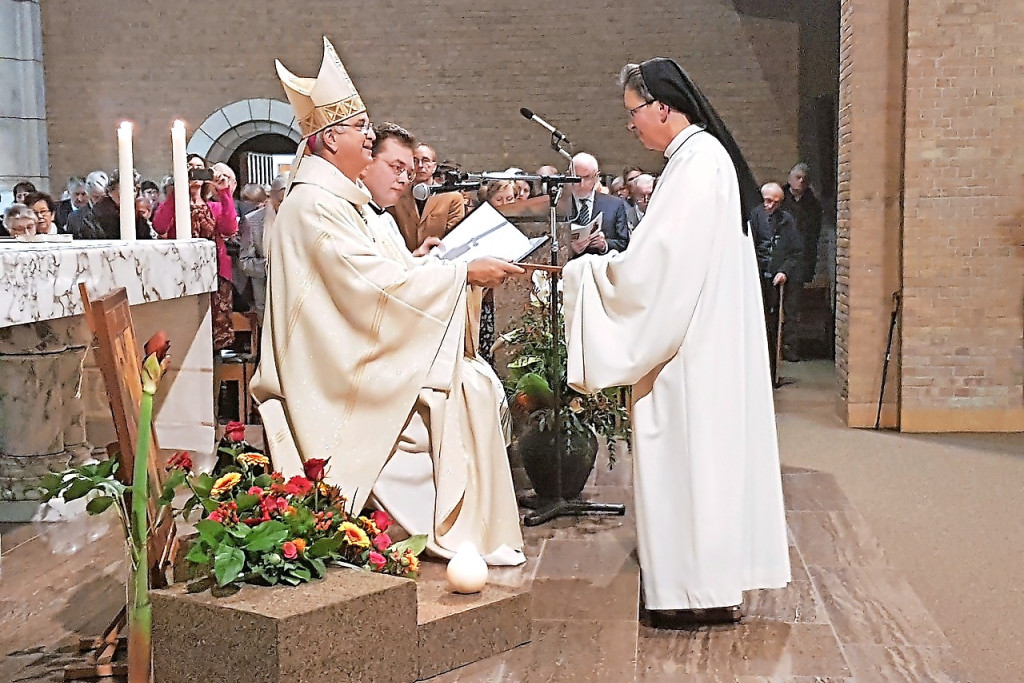 Mgr. Bonny zegent zuster Katharina tot abdis van de abdij van Brecht. © Ilse Van Halst