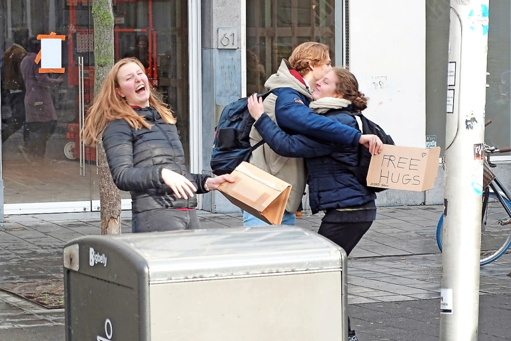 De pret kan niet op bij Joke De Langhe wanneer klasgenoot Stan Frankcx een voorbijganger een knuffel geeft. © Jan Maes