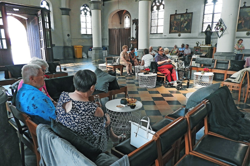 Het startmoment in de Sint-Jozefkerk in Rijkevorsel lokte heel wat parochianen en buurtbewoners. © Johan Govaerts