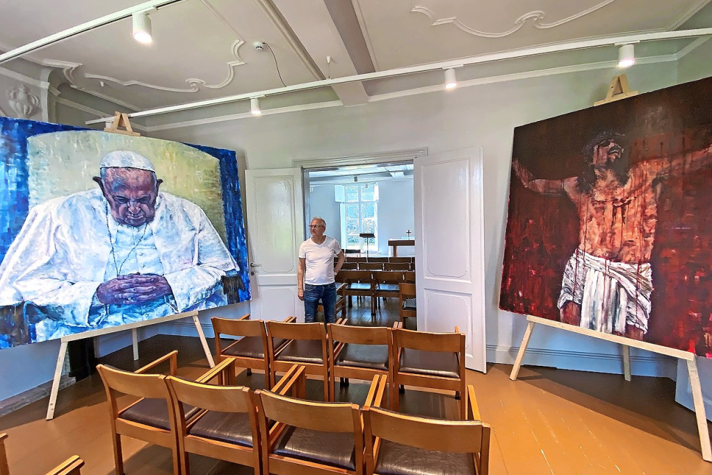 De schilderijen van Marc Spiessens staan momenteel in de Olense noodkerk. © Filip Ceulemans
