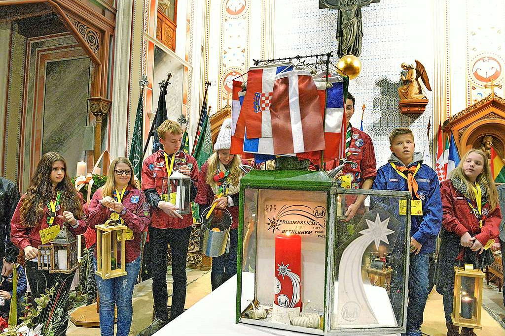 Scouts uit verscheidene Europese landen trekken naar Wenen om er het Vredeslicht van Bethlehem te ontvangen. © Imago