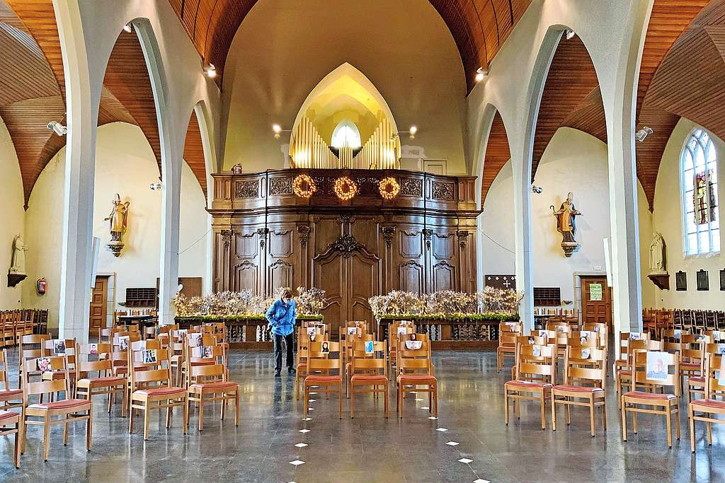 In de aanloop naar Kerstmis waren parochianen ook in de Sint-Niklaaskerk in Dessel aanwezig via hun foto. © Bert Verdonck