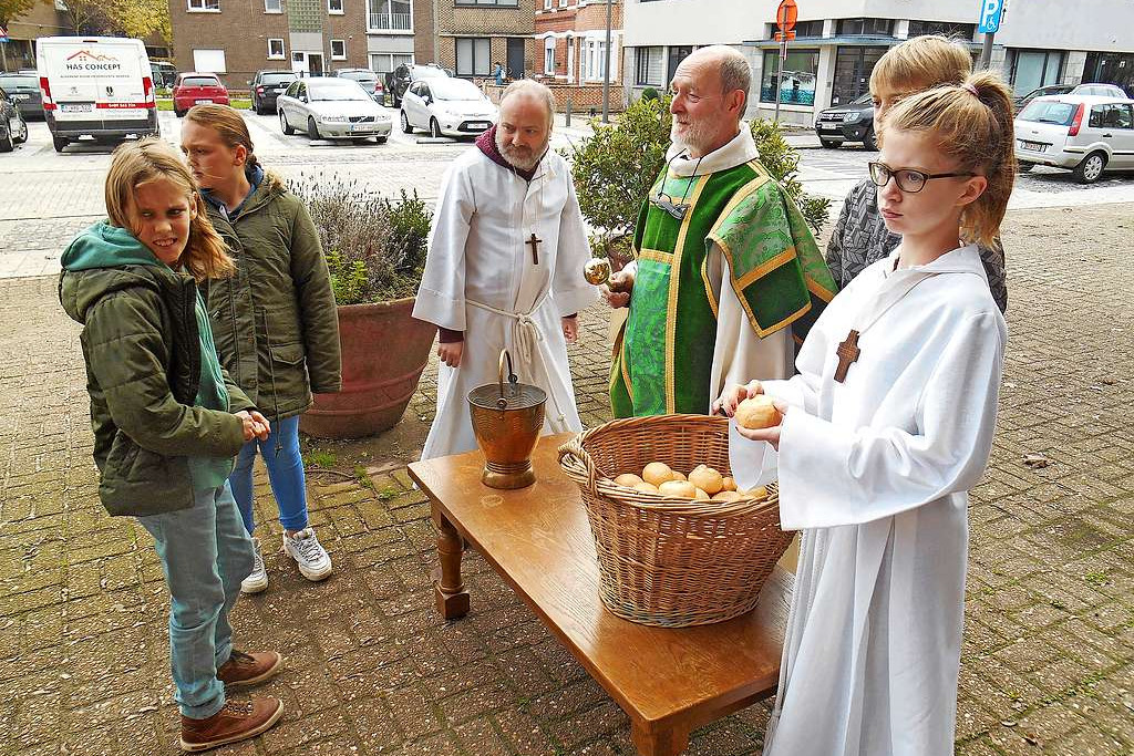 Jean-Marie Houben in precoronatijden aan de slag als diaken. © Jean-Marie Houben