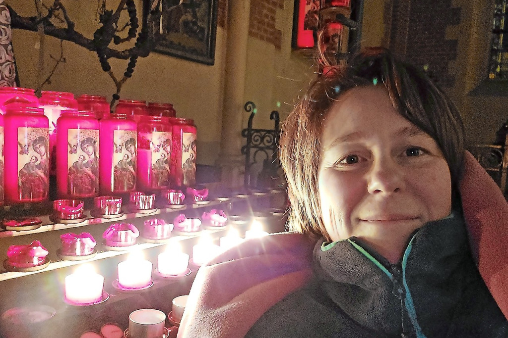 Elk uur van haar verblijf in de Sint-Rumolduskerk brandde Ann Van Loock een kaars bij het Mariabeeld. © Ann Van Loock