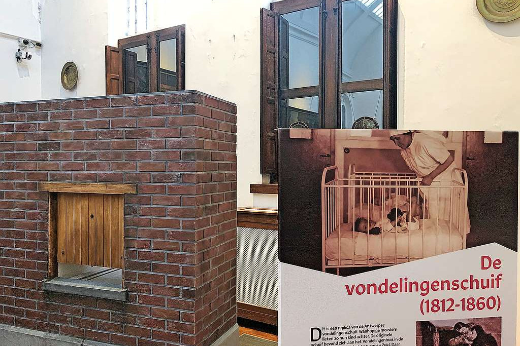 Het Maagdenhuis in Antwerpen presenteert een replica van de negentiende-eeuwse vondelingenschuif. © Dirk Kint
