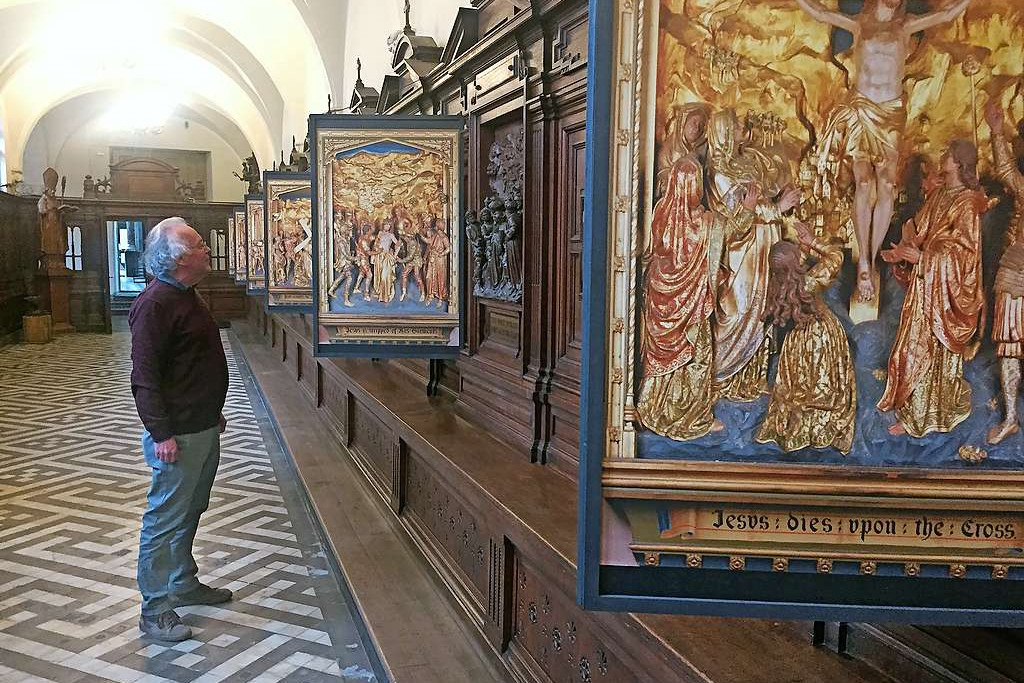 Armand Storck bij de kruisweg van De Boeck en Van Wint, met daarbij afbeeldingen van de Engelse kopie. © Filip Ceulemans