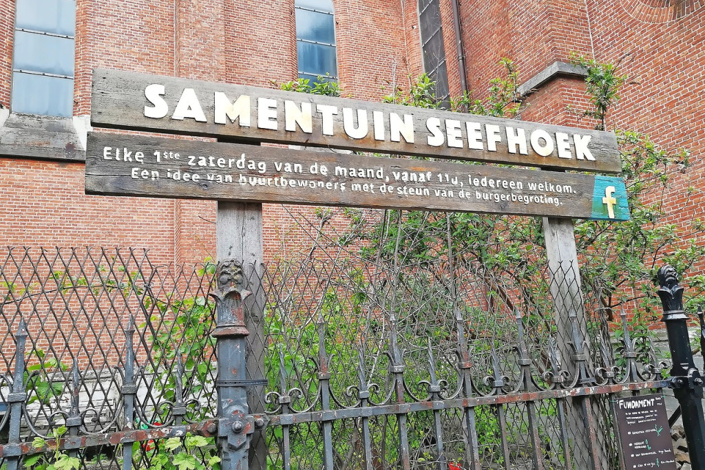 De Samentuin Seefhoek aan de Sint-Amanduskerk is een inspirerend voorbeeld van buurtwerking. © Lea Verstricht